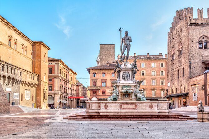 Best of Bologna in one day : Food, architecture, art and history - Archiginnasio di Bologna: The university palace and the wooden anatomy theatre