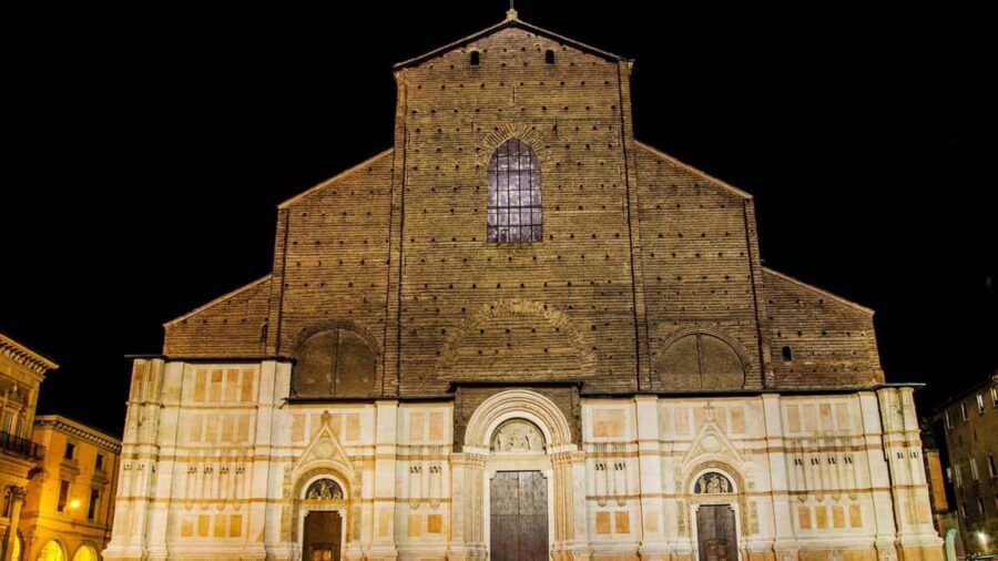 Best of Bologna: Private Walking Tour with a Local - Food Tips and Fresh Ingredients: Eating Smarter Without a Food Tour