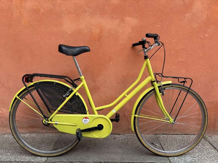 Bologna: Bike Rental - Weather and comfort: the waterproof jacket helps you keep going