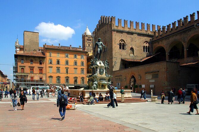 Bologna City Red Bus and Food tasting - Quadrilatero Market Time: Turning 30 Minutes into Real Food Energy
