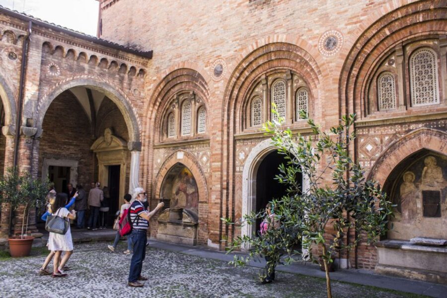 Bologna: Classic Private walking Tour - Pace, Languages, and How to Use a Private Tour to Your Advantage