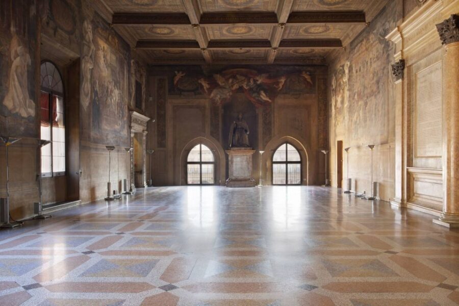 Bologna: Clock Tower Audio Guide and Food Tasting - Where you start: Neptune Fountain meeting point and what’s easiest