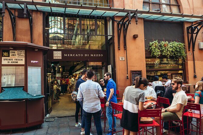 Bologna: Full meal Food Tour with Local Delights by Do Eat Better - Fontana del Nettuno: tagliatelle al ragù or tortellini in broth