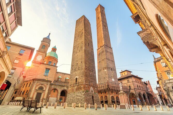 Bologna Fun Guided Private Siteseeing Tour for Kids and Families - Piazza Nettuno: Fontana del Nettuno and the First Big Photo Moment