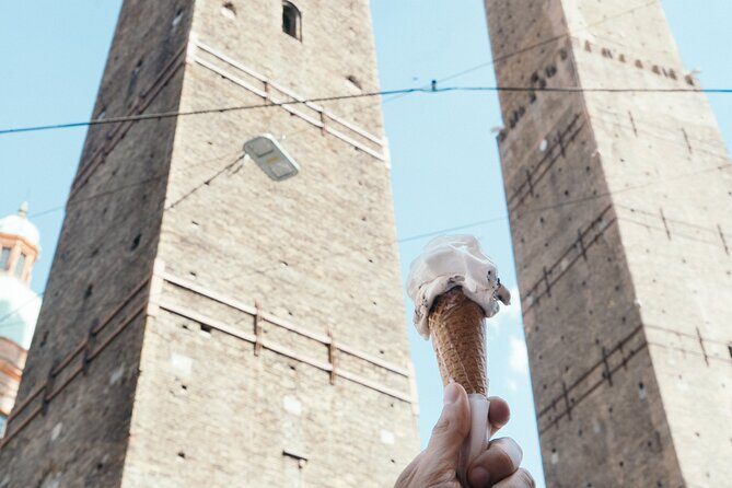 Bologna gastronomic experience with a local - Neptune Fountain Start: getting your bearings fast
