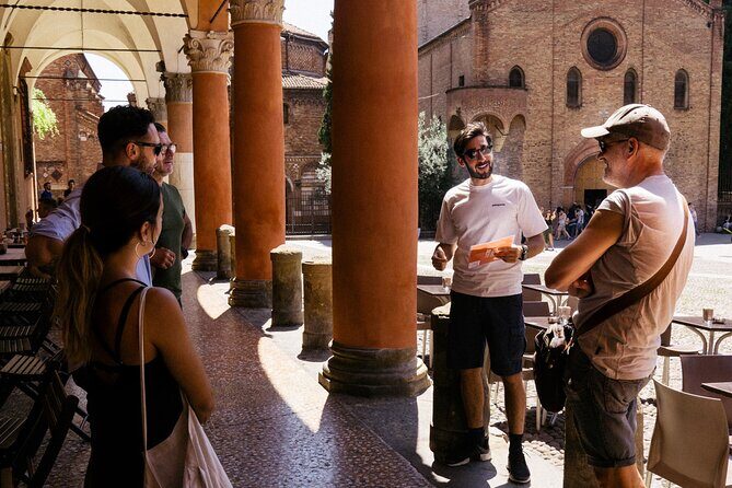 Bologna gastronomic experience with a local - Two homemade pasta dishes with local wine: the Bologna payoff
