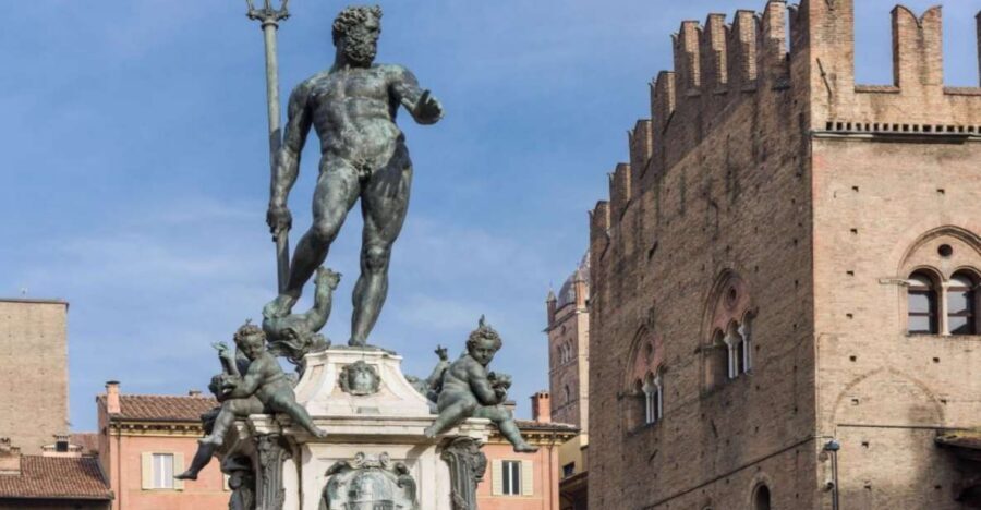 Bologna Guided Bike Tour - Piazza Maggiore to Archiginnasio: the tour’s smart “big start”