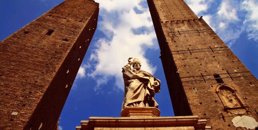 Bologna: Guided Walking Tour - Neptune Square: a quick reset with a famous fountain