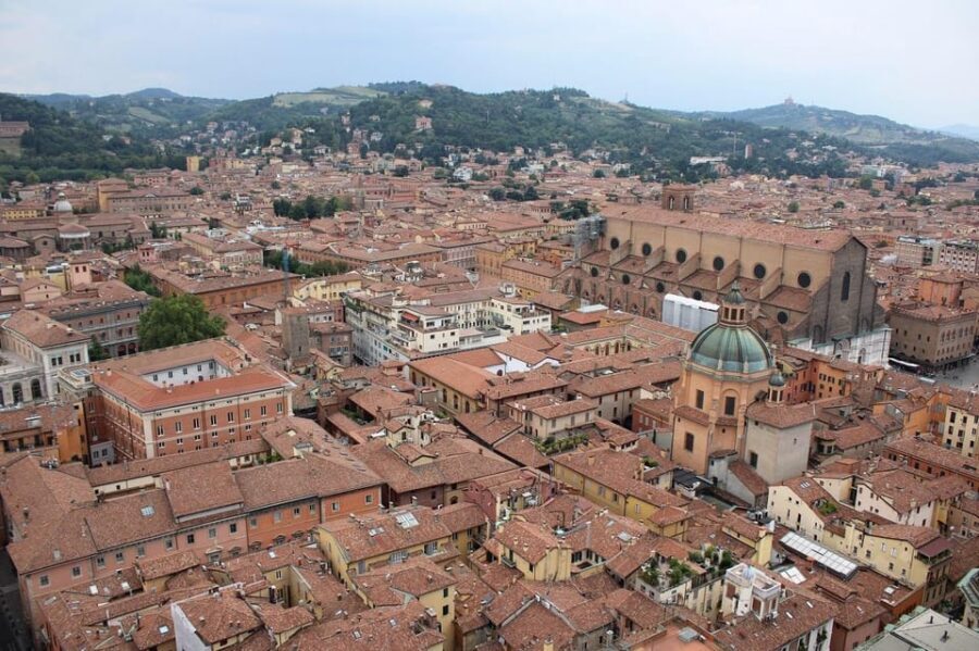 Bologna: Historical Highlights Walking Tour with Local Guide - Neptune to Piazza Maggiore: start where Bologna makes sense