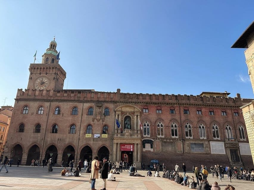 Bologna: Historical Highlights Walking Tour with Local Guide - Porticoes and squares: why Bologna walks like this