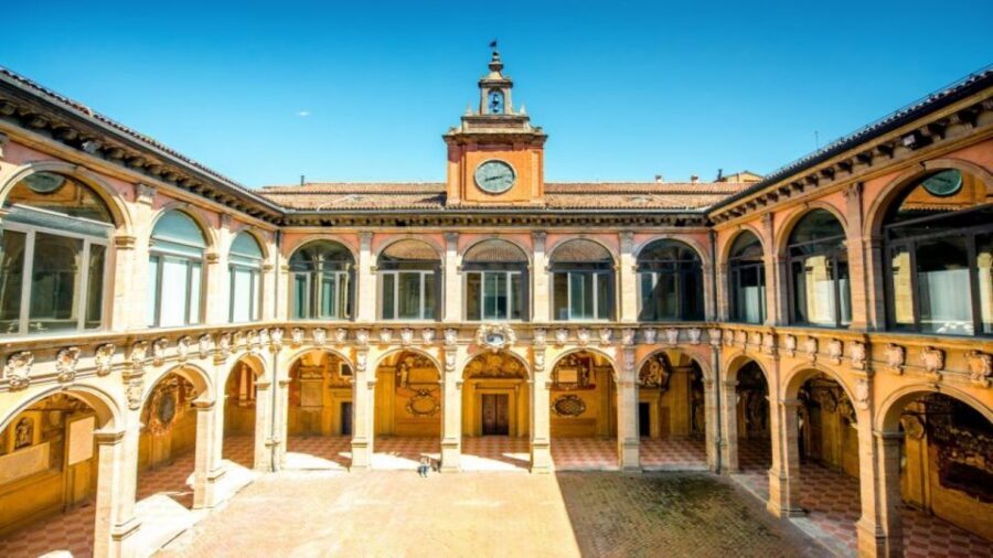 Bologna: Panoramic Bike Tour - Entering the historic center: how the ride really starts