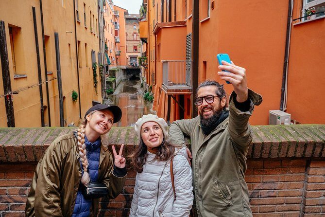 Bologna Private City Kickstart Tour - Ghetto ebraico: walking the narrow-street maze