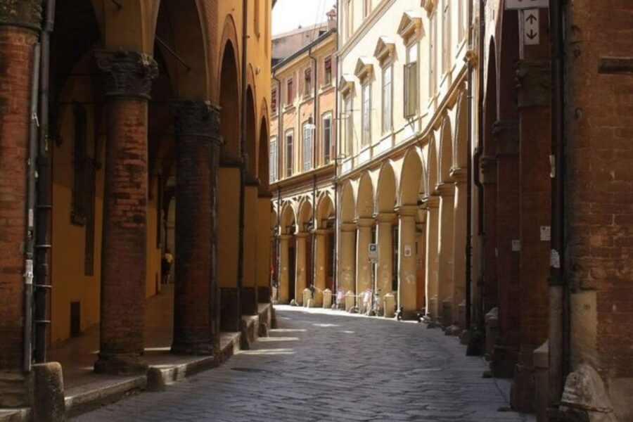 Bologna: Private custom tour with a local guide - Museum interiors and ticket help, without the stress