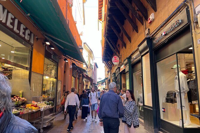 Bologna: Walking Food Tour and Highlights with a Local Guide - From Piazza Galvani to Via Drapperie: Walking, Looking, Eating