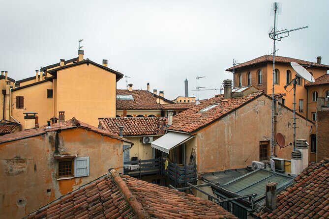 Bologna Walking Tour & Traditional Cooking Class with Wine - Group size, walking time, and the 10:00 am pace