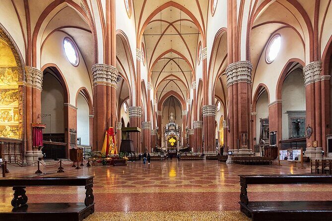 Bologna Walking Tour with Audio and Written Guide - Stop 1: Via dell’Indipendenza and Bologna’s porticoes