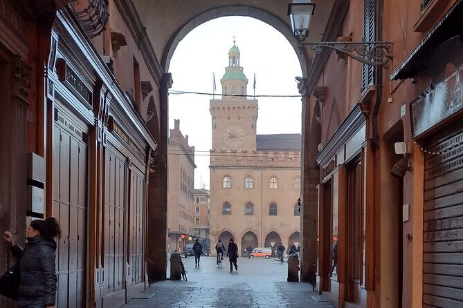 Bologna's Ancient and Recent History: A Self-Guided Audio Tour - Neptune’s Fountain and Piazza Maggiore: start with the city’s rhythm