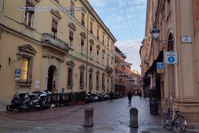 Bologna's Ancient and Recent History: A Self-Guided Audio Tour - The Two Towers: Dante’s shadow and a skyline moment