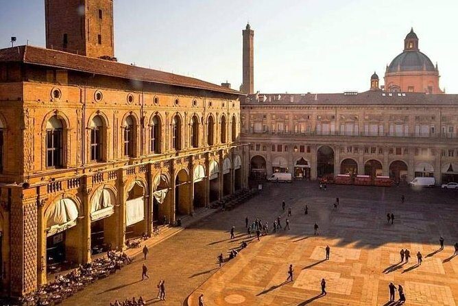 Classic Private Walking Tour Bologna - Meeting point in Piazza del Nettuno: easy to find, easy to return
