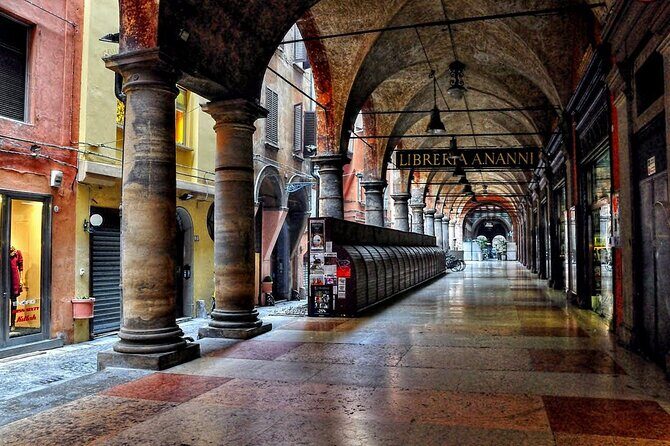 Discover Bologna an amazing city - Via Rizzoli and the Roman axis: how to read the city’s street plan