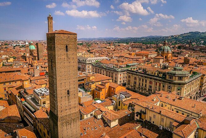 Private or semi-private tour of the historic center of Bologna - Getting your bearings fast: Piazza Maggiore, Neptune, and Enzo