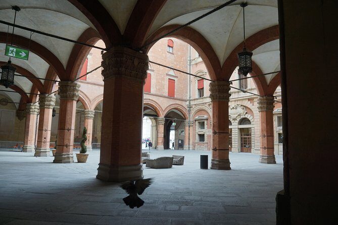 Private or semi-private tour of the historic center of Bologna - Via Pescherie Vecchie: medieval market lanes and a place to eat without fuss