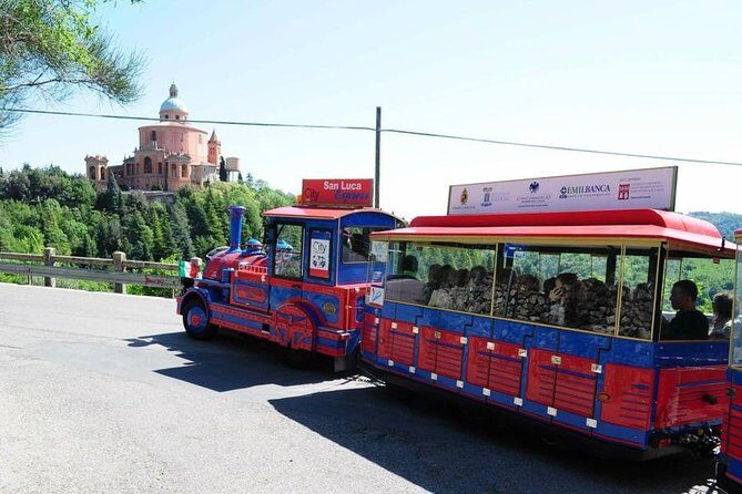San Luca Experience Tour skip the line and Food Tasting - San Luca Express Up the Hill: How This 2.5 Hours Plays Out